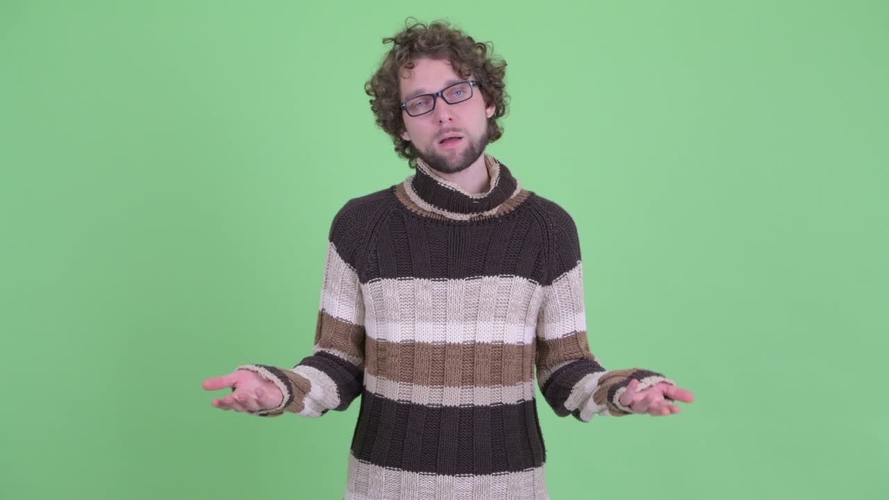 곱슬머리를 가진 젊은 잘생긴 수염이 있는 남자