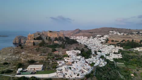 Imágenes-Aéreas-De-La-Acrópolis-De-Lindos-Sobre-La-Ciudad-De-Lindos-Al-Amanecer