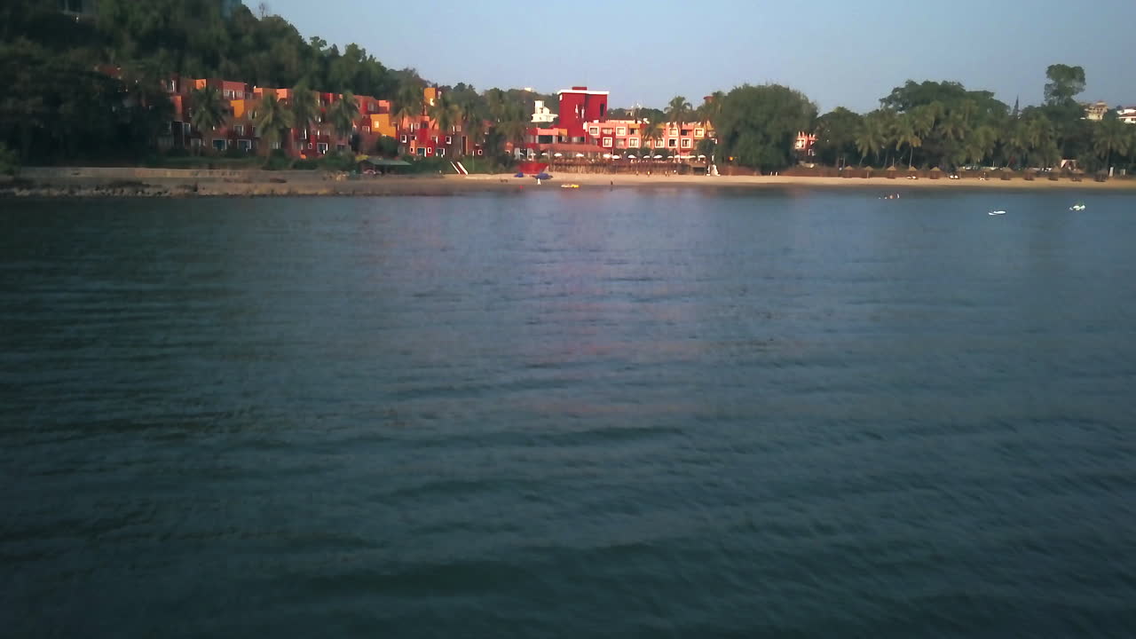 india tropical holiday beach resort goa en la bahía del mar arábigo océano índico puesta de sol con piscina panorámica aérea