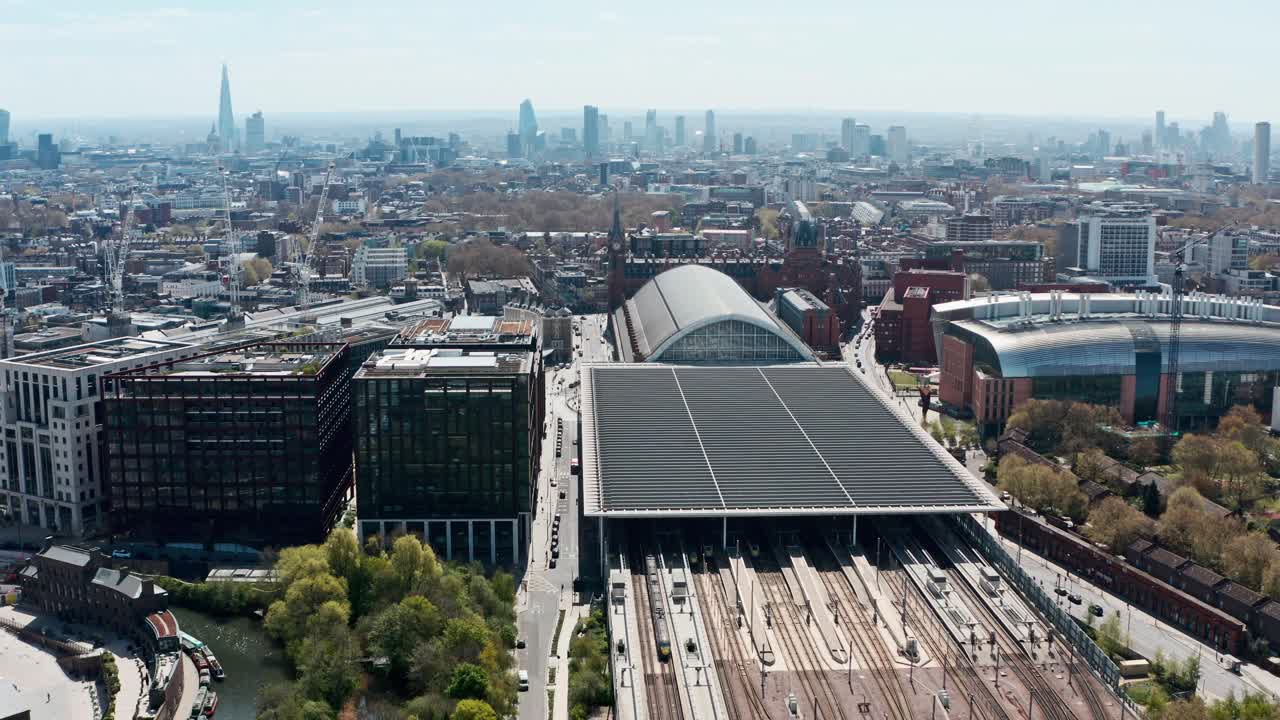 dolly back drone shot de la estación st pancras de londres