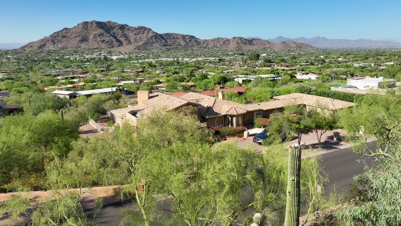 Cactus Saguaro all'esterno di una lussuosa villa in un clima arido.