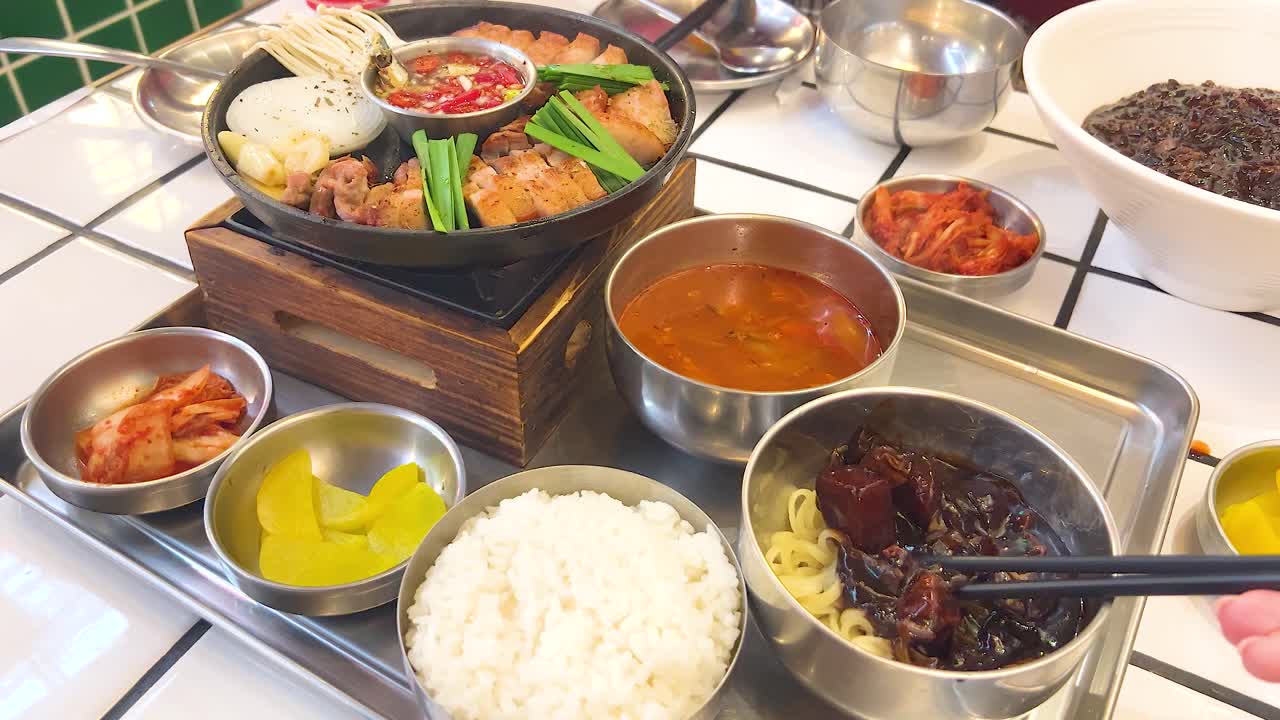 돼지고기,, 누들, 김치 등 한국 음식 접시