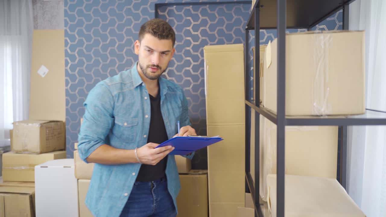 propietario de una pequeña empresa o empresario que dirige un negocio de comercio electrónico en internet.