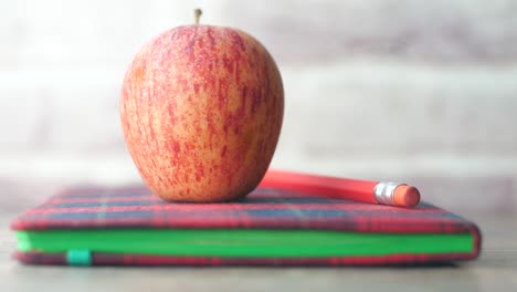concepto de escuela negra con manzana en el bloc de notas en la mesa.