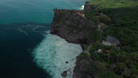 Vista-Aérea-De-Los-Impresionantes-Acantilados-De-Piedra-Caliza-En-Uluwatu,-Isla-De-Bali,-Indonesia