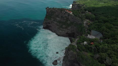 vista aérea de los impresionantes acantilados de piedra caliza en uluwatu, isla de bali, indonesia