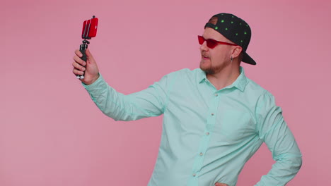 Hombre-Blogger-Tomar-Selfie-En-Teléfono-Móvil-Selfie-Stick-Comunicarse-Videollamada-En-Línea-Con-Suscriptores