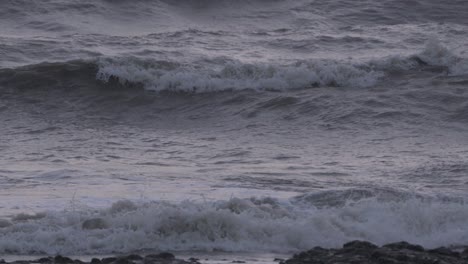 sea-waves-at-beach_carter-Road-Bandra