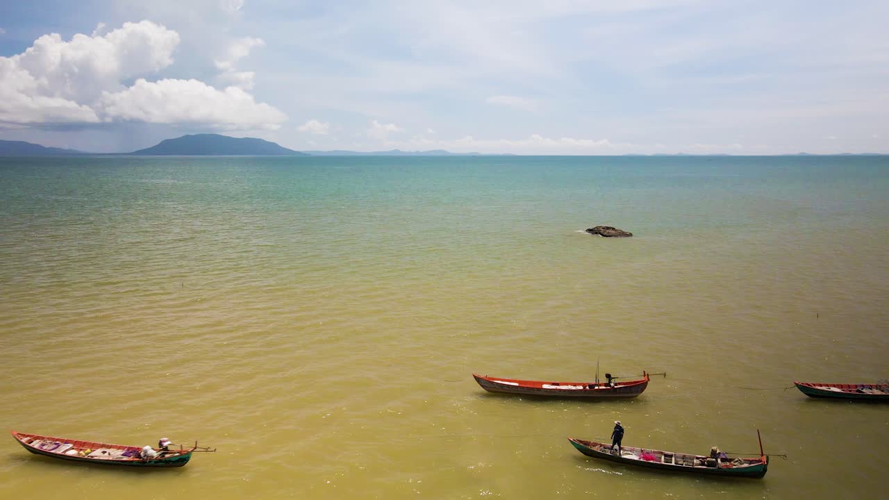 pescadores preparando botes pequeños en el mar verde azul arenoso, frente a la costa del sudeste asiático