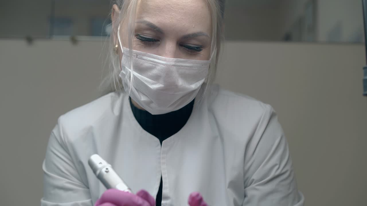 женщина в белом пальто с черным свитером держит татуировку пистолета