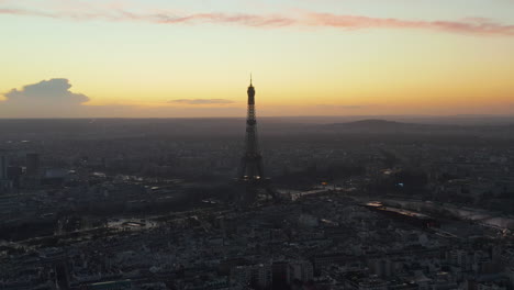 Toma-Panorámica-Aérea-De-La-Metrópolis-Al-Atardecer.-Silueta-Romántica-De-La-Torre-Eiffel-Contra-El-Cielo-Colorido.-París,-Francia