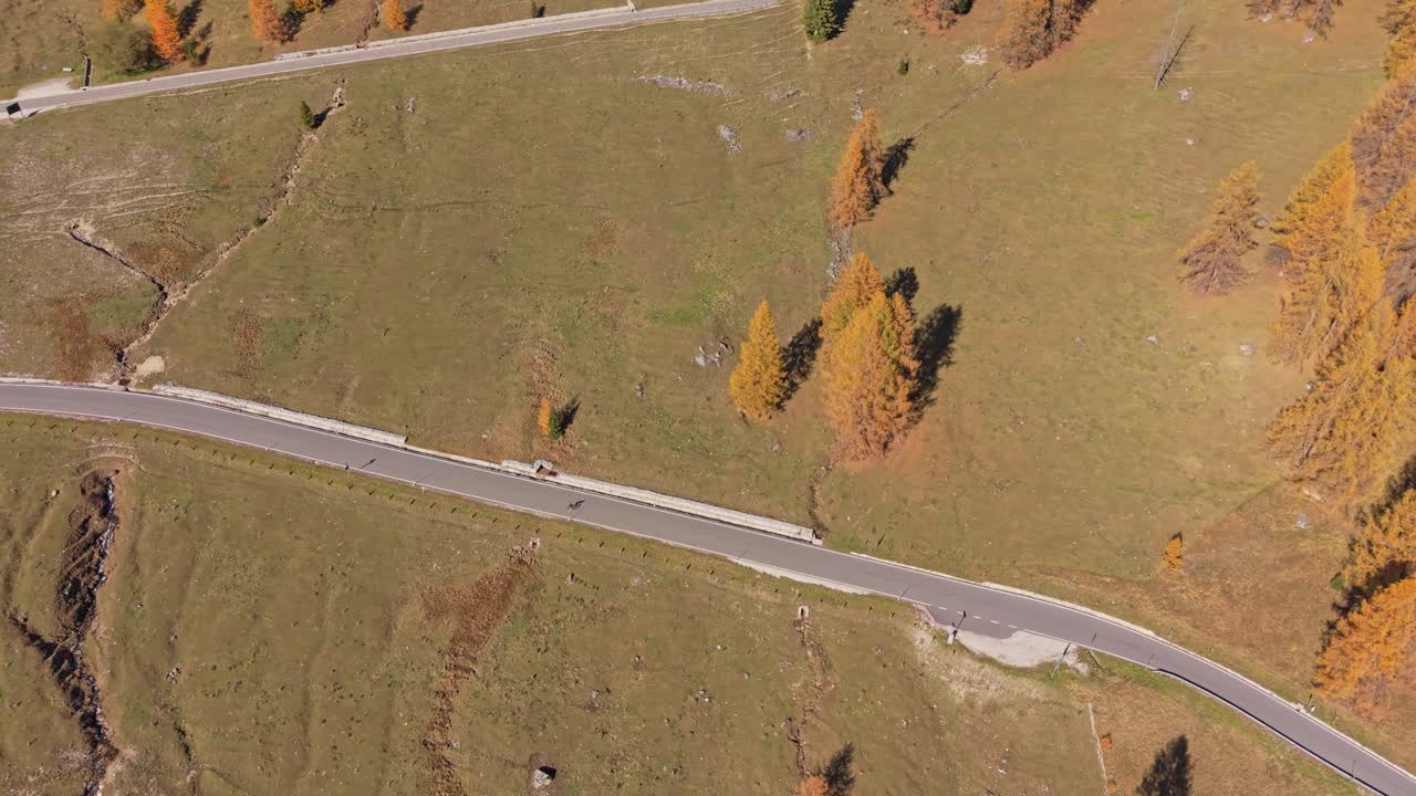 Ilmakuva Passo Gardenasta, kyliä ja kultainen metsä, Dolomiitit, Italia