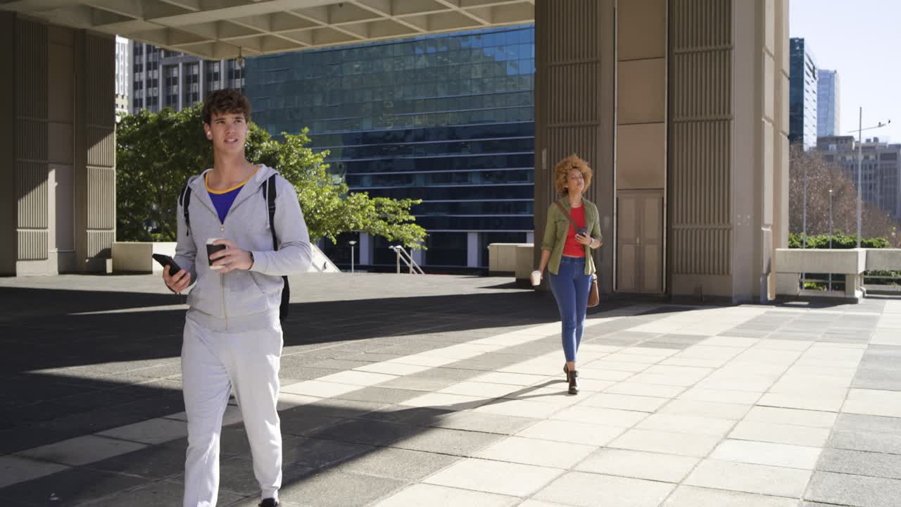 Diverse persone che camminano escono da una piazza pedonale coperta, controllano i telefoni, sorseggiano caffè mentre vanno al lavoro, con spazio per il testo.