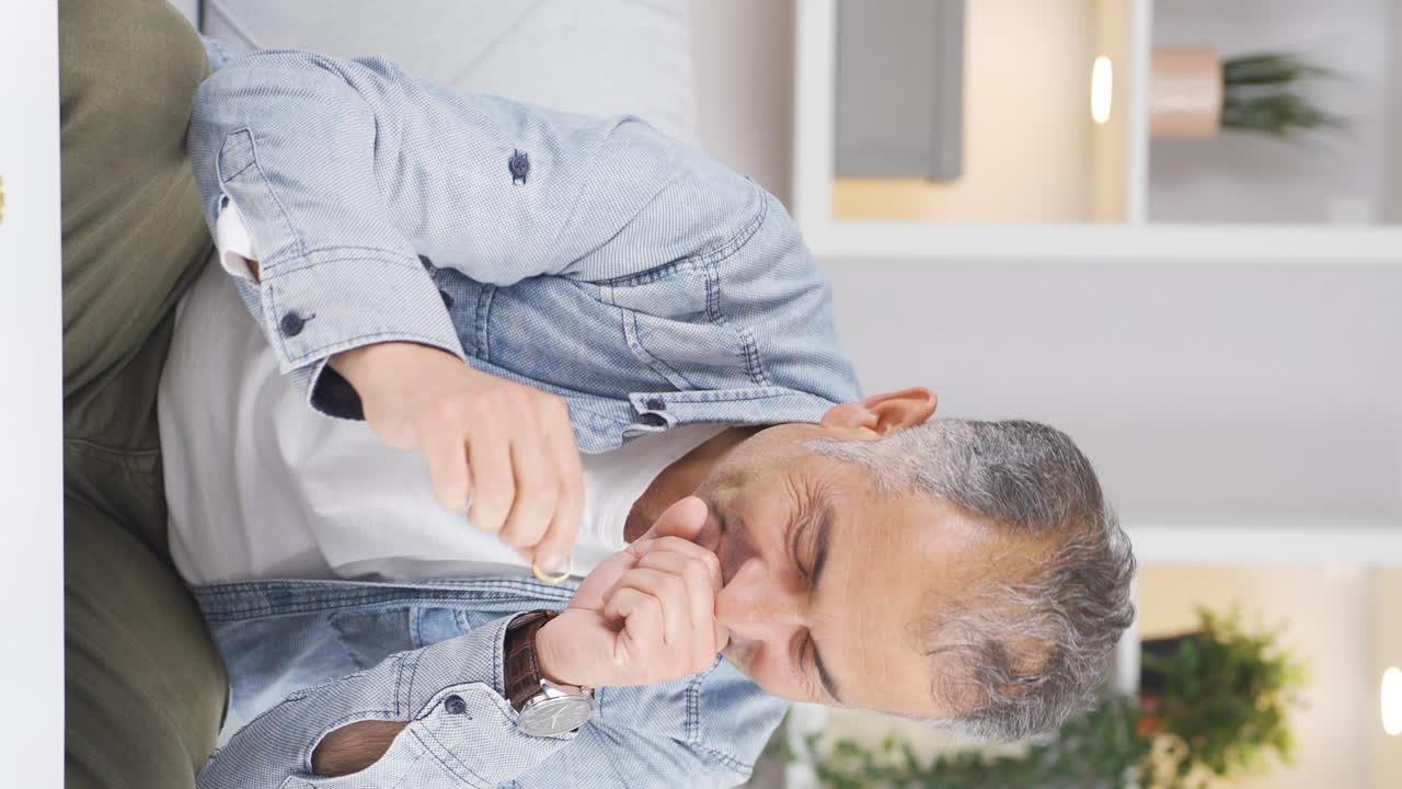 vídeo vertical de la preparación de la propuesta de matrimonio con el anillo en la mano.