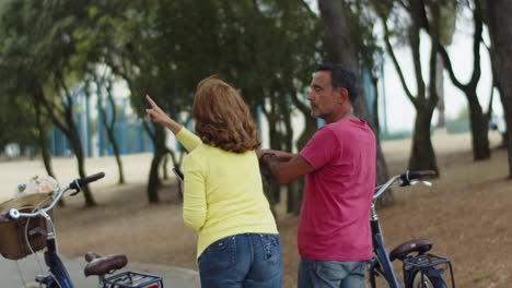 vista trasera de una pareja de ancianos encontrando la ruta en el parque de verano