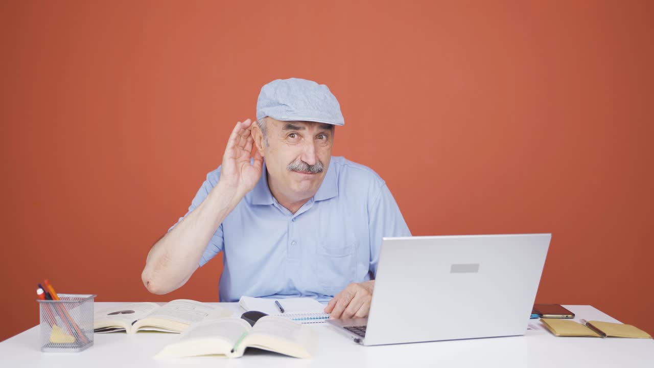 un anciano con un problema de audición.