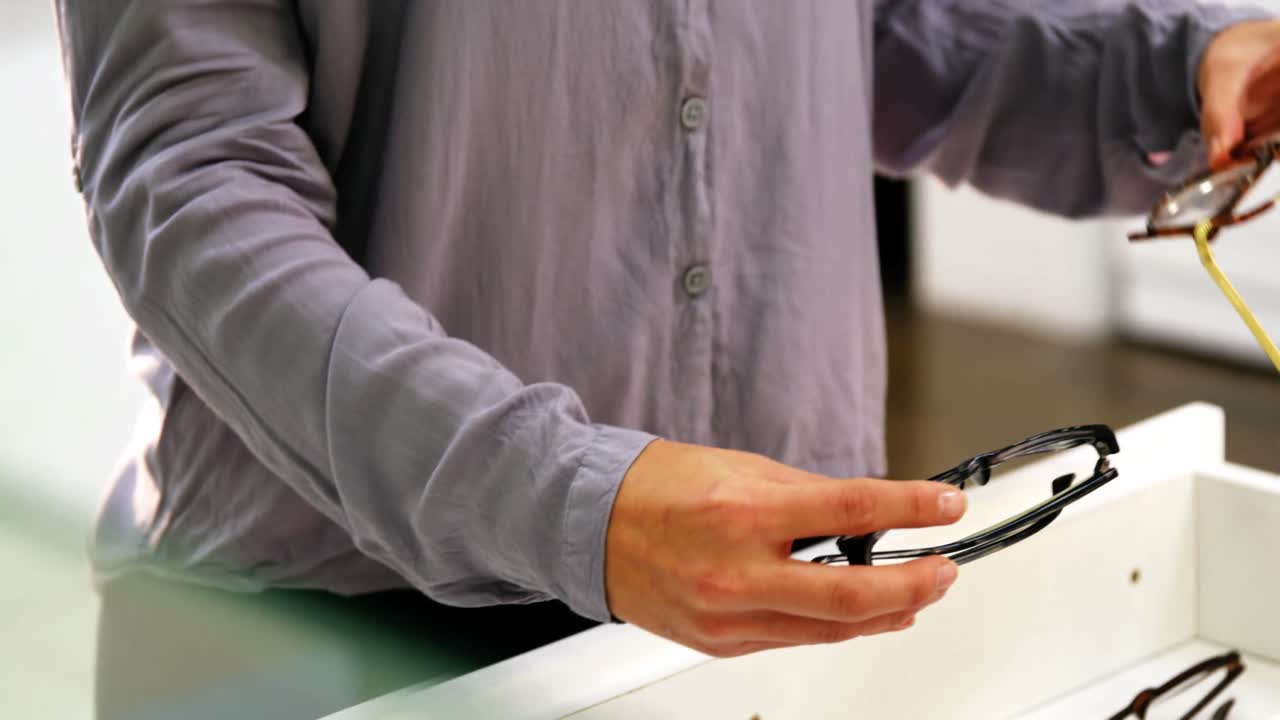 cliente femenino seleccionando gafas