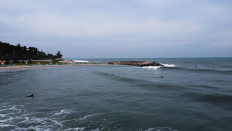 Olas-Lentas-Golpean-La-Orilla-De-La-Playa-De-Enlaces-Marinos,-Vietnam