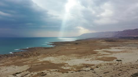 Dramatisches-Sonnenlicht-über-Der-Deadsea-Küste,-Bewölkter-Himmel,-Heilige-Aussicht