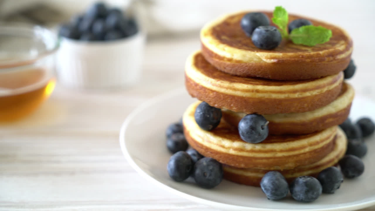 신선한 블루 베리와 수플레 팬케이크