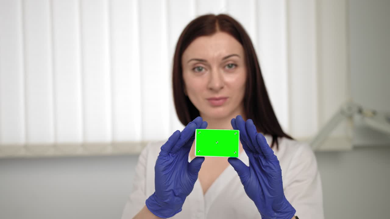 primer plano de una mujer médica confiada mirando la cámara, información de la caja de pastillas para el habla. el médico a la cámara, muestra una lata de medicamento. el médico presenta un nuevo medicamento en una pantalla verde, llave de croma