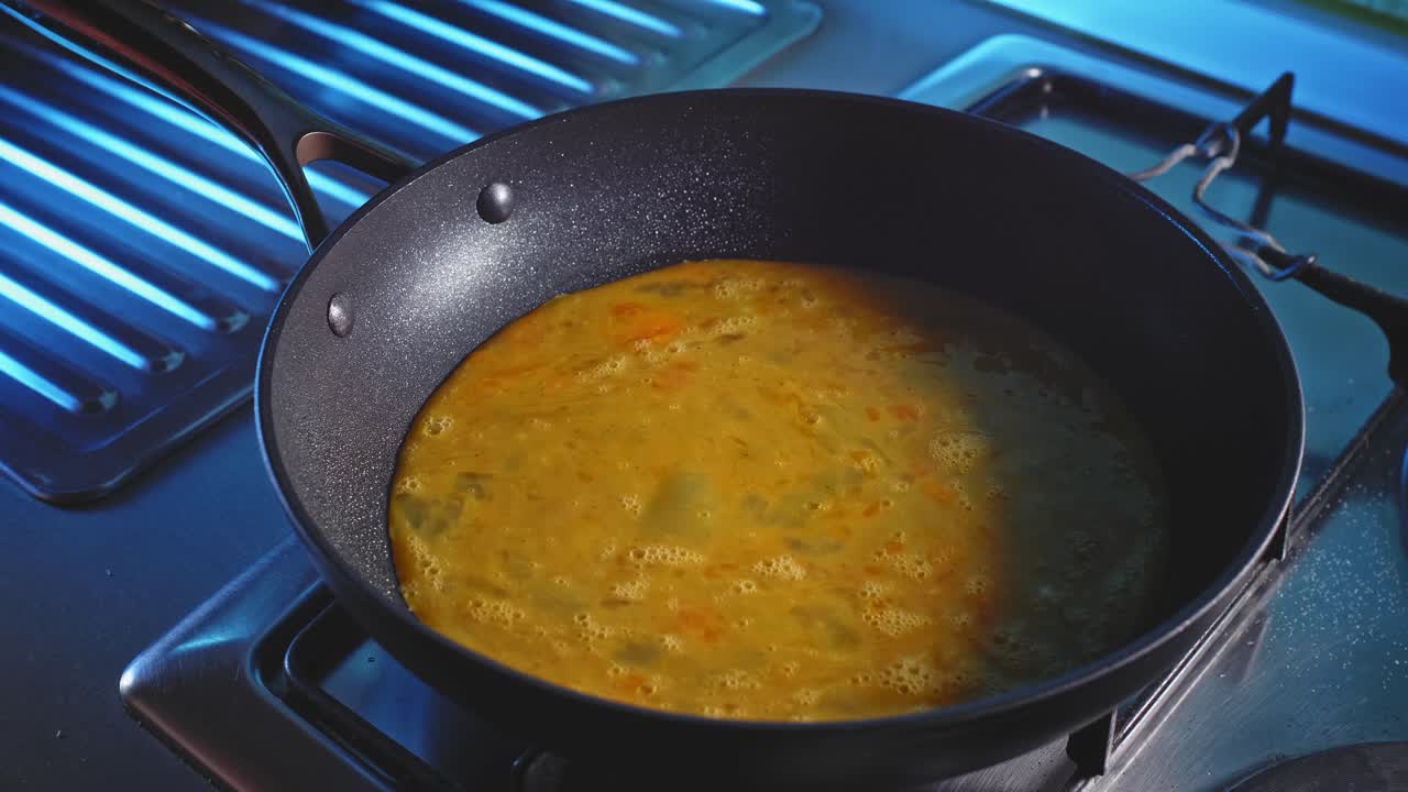 freír los huevos batidos frescos en una sartén, voltear, luego agregar el relleno de pavo molido cocido y doblar