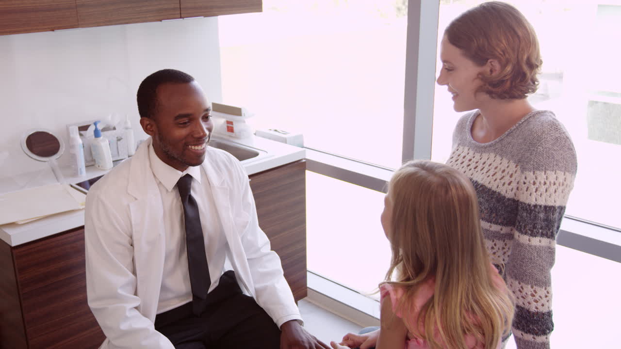 pediatra se reúne con la familia en el hospital filmado en r3d
