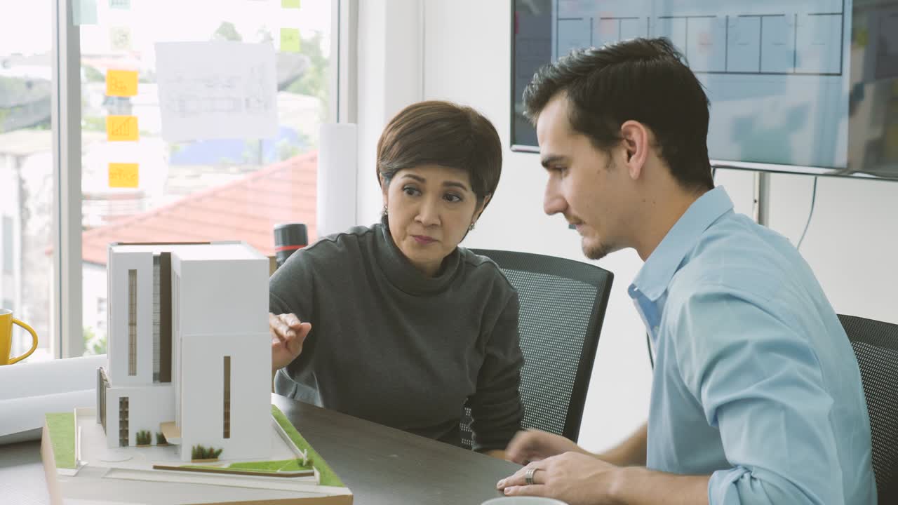 equipo de arquitectos creativos que trabajan juntos en un estudio de arquitectos