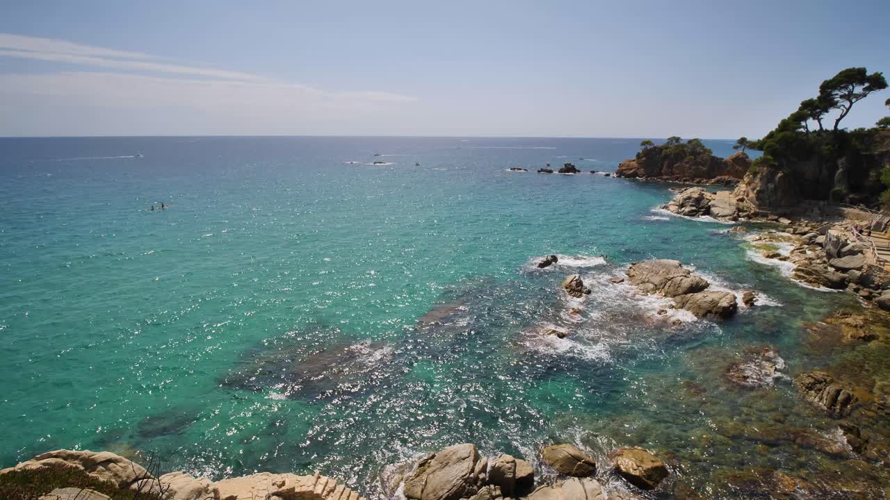 красивый средиземноморский пляж коста брава жирона лиственная зеленая растительность и бирюзово-голубое море