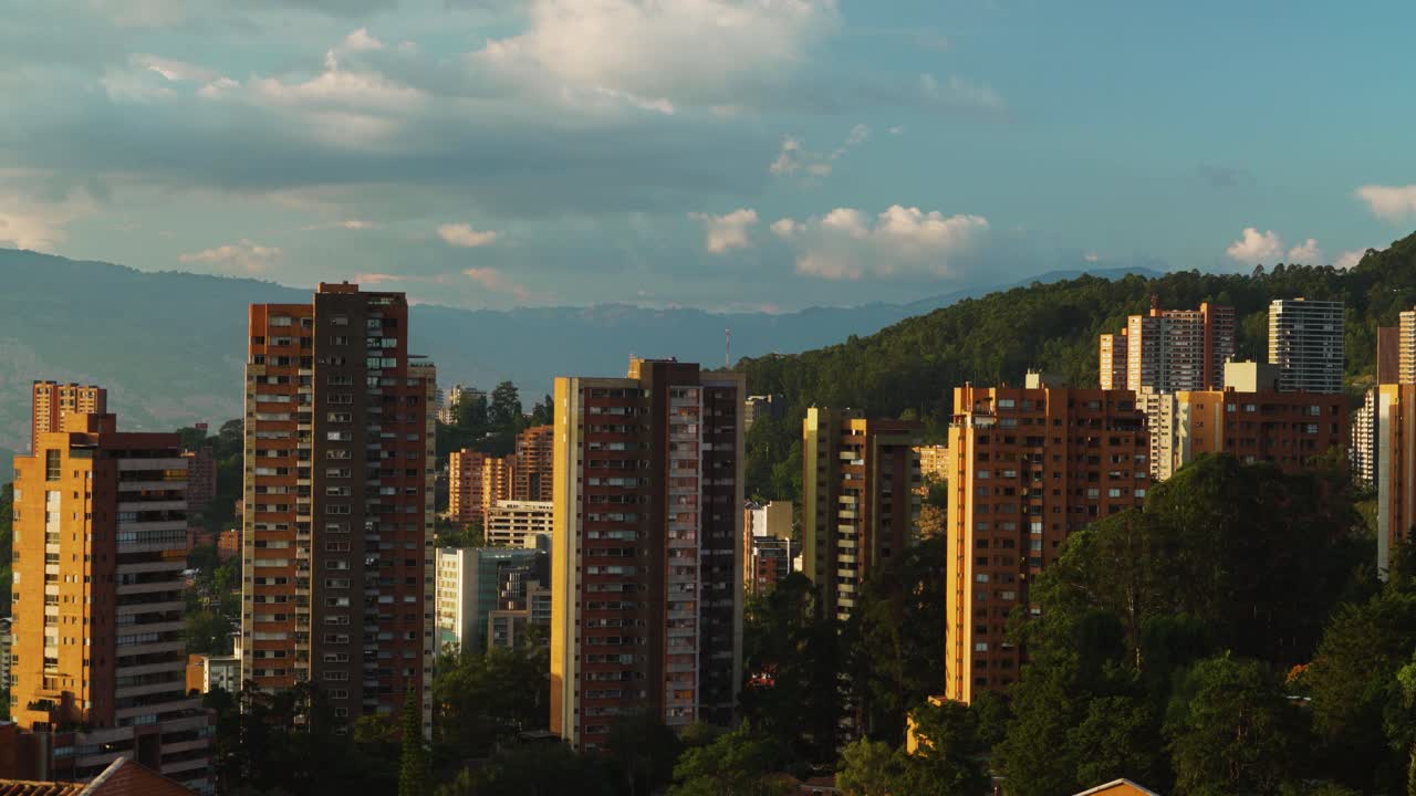 Bellissimo timelapse del tramonto nel quartiere El Poblado di Medellin, Colombia