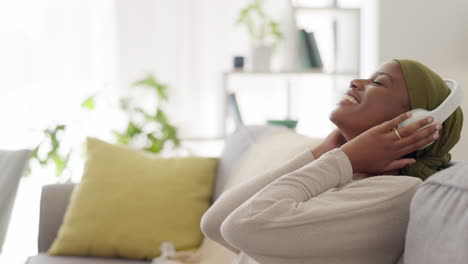 feliz, música y mujer relajarse con auriculares