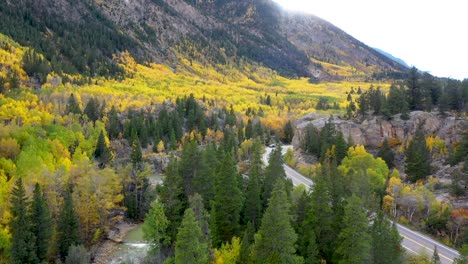 科羅拉多州威利斯峡谷 (willis gulch) 附近的秋色 (fall colors) 步道,位於 82 號高速公路 (highway 82) 附近