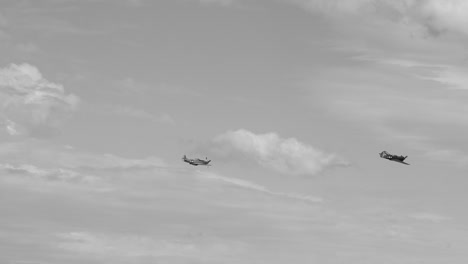 un helicóptero avanza a través de un cielo nublado