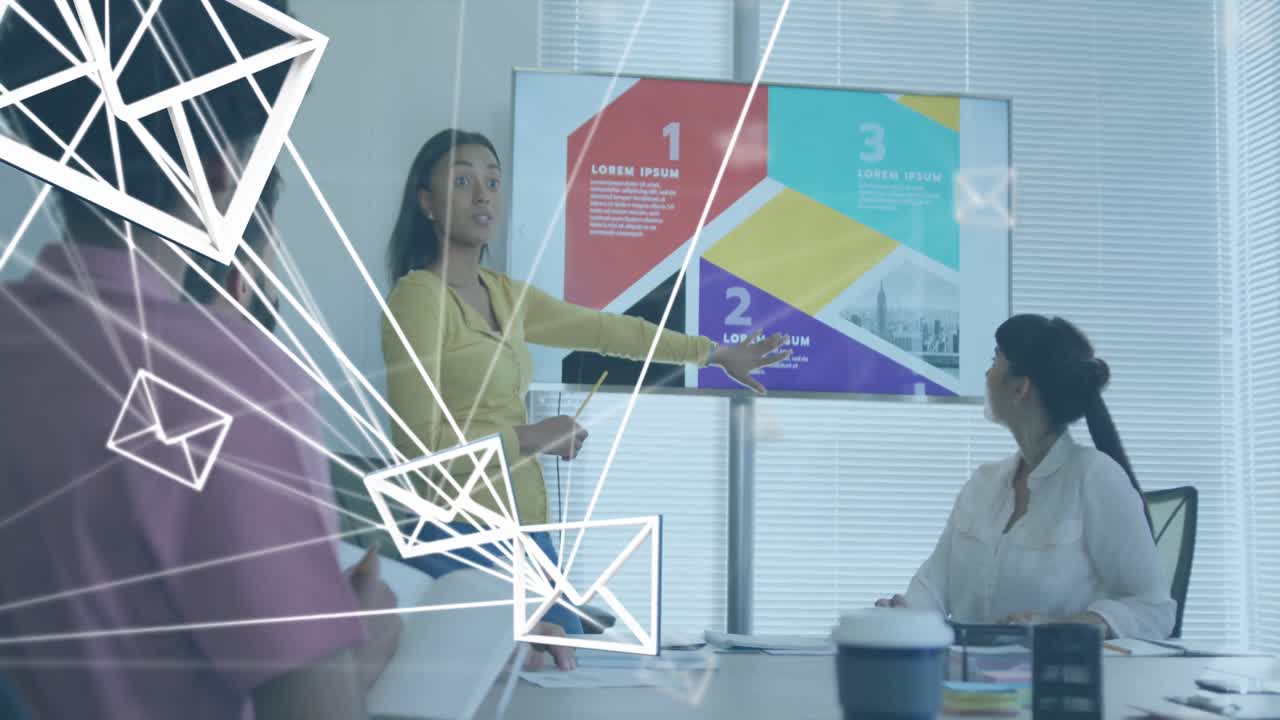 animación de una red de iconos de mensajes contra una mujer afroamericana que hace una presentación en la oficina