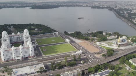 vista aérea de todo el lago hussain sagar y la secretaría de telangana y el monumento a los mártires situado en hyderabad el telugu thalli flyover y las carreteras ntr marg son utilizadas por vehículos por la mañana