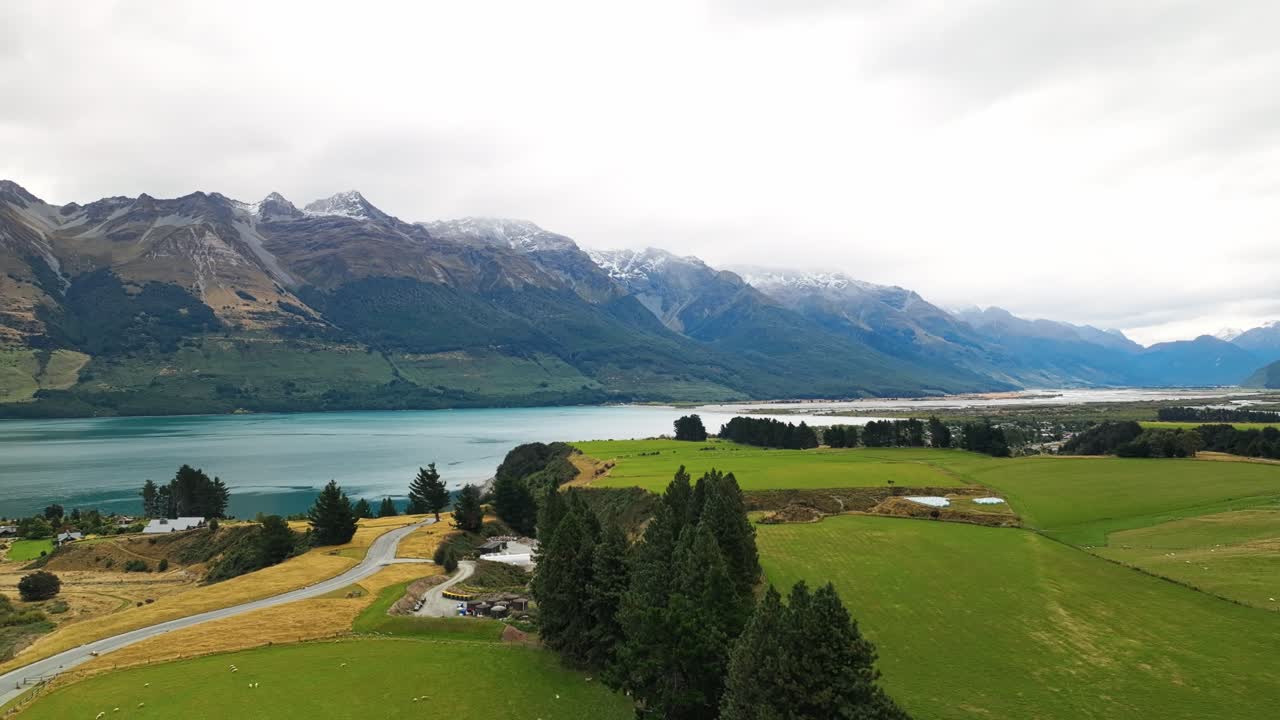 panorámica de camiones aéreos por encima de las tranquilas colinas con vistas al lago wakatipu