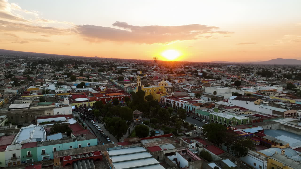 vista aérea alrededor de la parroquia de san luis obispo, puesta de sol en huamantla, méxico