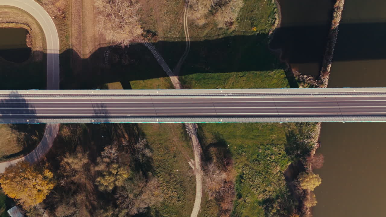 Vista aerea di un ponte su un fiume