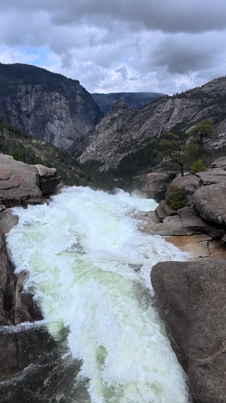 Fiume impetuoso che scorre attraverso un canyon montano roccioso