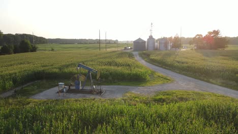 Pumpjack-Industrial-Bombeando-Aceite-En-El-Condado-De-Isabella,-Michigan,-Vista-Aérea