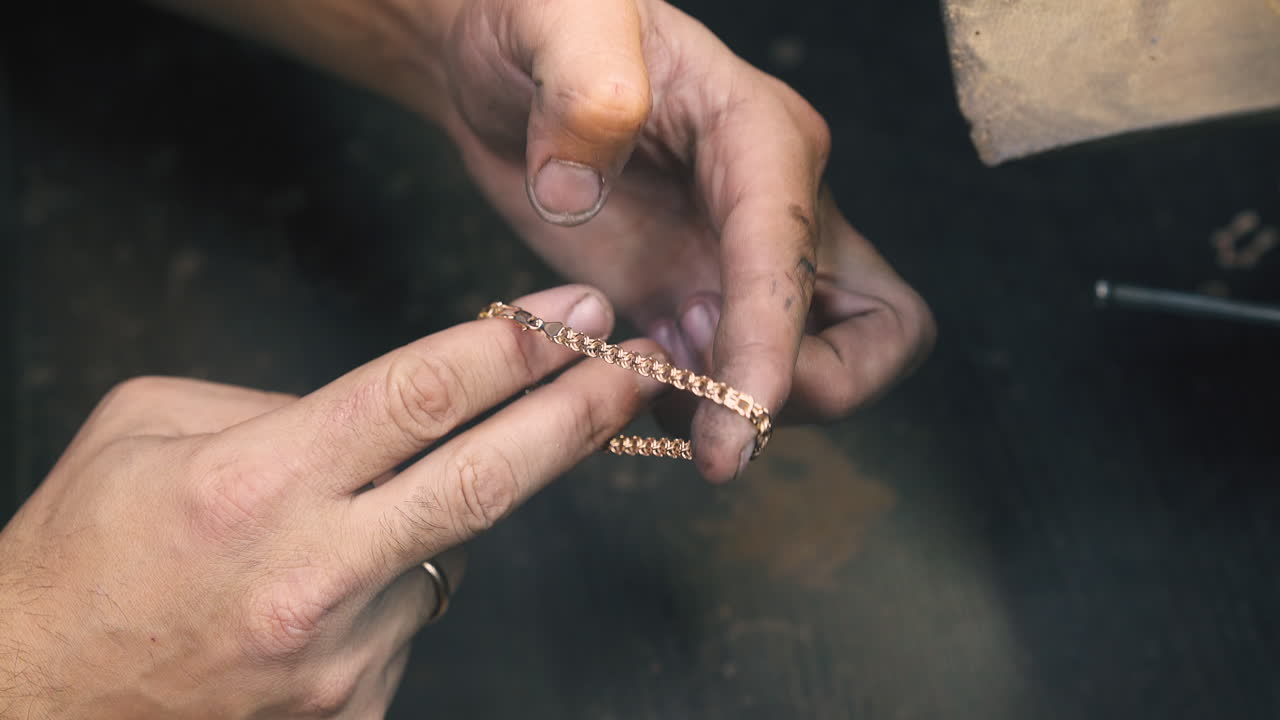 금공 이 보석 가게 에서 금 팔 ⁇  를 보여준다