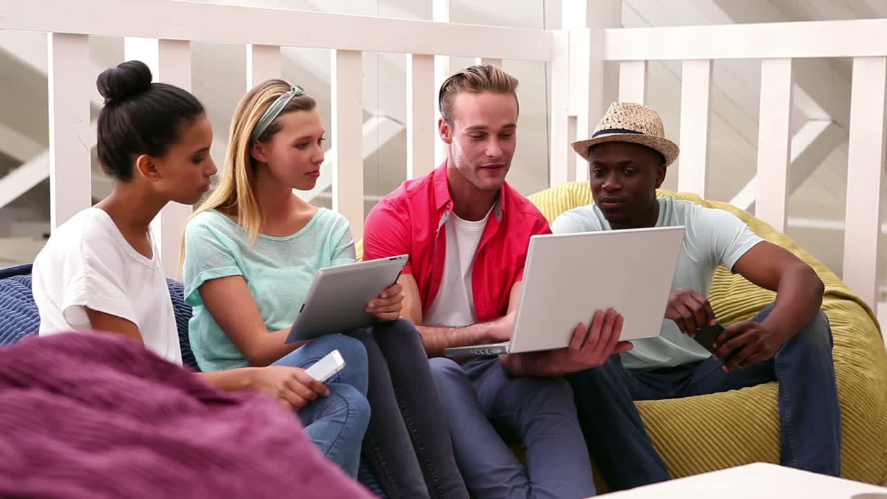 창의적인 비즈니스 팀이 노트북을 사용하고 이야기합니다.