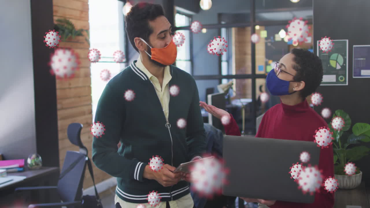 사무실에서 얼굴 마스크를 쓰고 있는 남녀 위에 떠다니는 코로나19 세포의 애니메이션