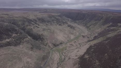 Ein-Flug-Auf-Den-Greenfield-Brook-In-Der-Nähe-Von-Dove-Stone-Manchester