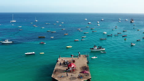 Volando-Sobre-El-Muelle-En-Santa-Maria,-Isla-De-Sal---Cabo-Verde