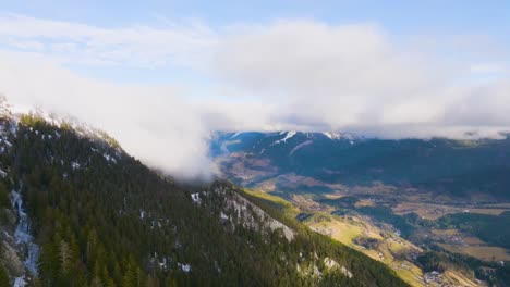 volando sobre el valle de la montaña con pinos y extrañas nubes que caen, chartreuse