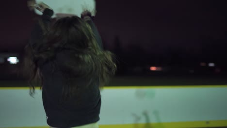 Wrapping-Shot-Um-Ein-Teenager-Mädchen,-Das-Nachts-Auf-Einem-Outdoor-Basketballplatz-Mit-Lichtern-Einen-Swish-Schießt