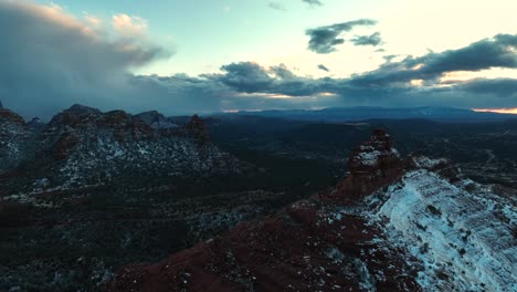 Paisaje-De-Arenisca-Roja-Parcialmente-Cubierto-De-Nieve-Durante-El-Invierno-En-Sedona,-Arizona.