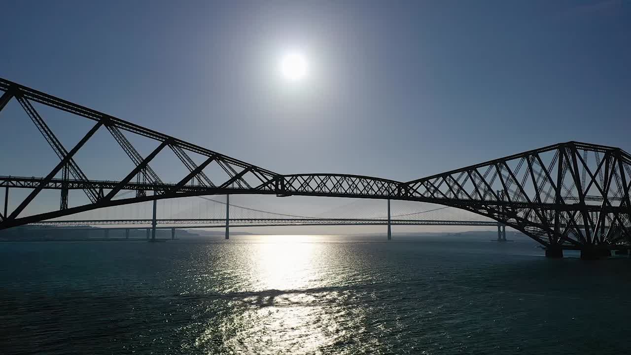 해가 지는 스코틀랜드의 유명한 다리