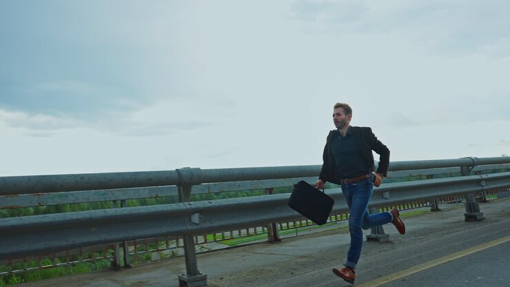Uomo d'affari che corre su un ponte